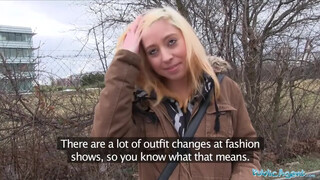 Félénk picsika a faszparádén: közösségi helyen megtanítja a nagy pöcs