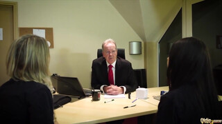 A bírói szoba titkai: két friss csaj és a kemény ura – perből pörög a szex!