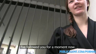 Vékony tinédzser szétnyílik a húsos fúró előtt – nyers közszemlére