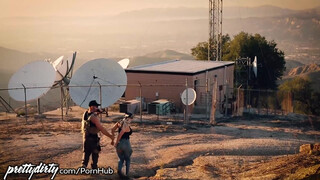 Mexikói ribanc a határőr fűtött cellájában – keményen lefekteti a szigorú zsaru