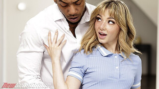 Feszülj a kanapén, szétnyílt szájú bébicsaj, mélyen baszva a szűz picsába