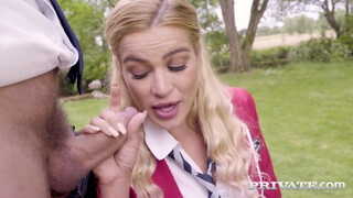 Feszes szájú kis szilva nyeli el a faszt a végső orgazmusig