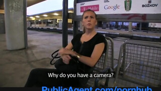 **Fapni valós randi a peronon – síró ribi kapja meg a dugós vonatot**