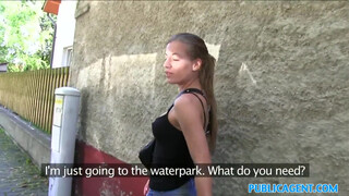 Tetkós ribi nyeli a fitymát közterületen – PublicAgent durva show