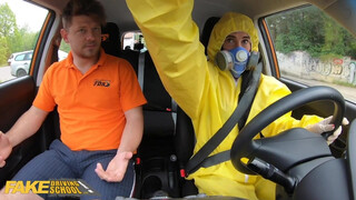 Gázpedálon a picsa: vegyivédőben baszik a sofőrrel
