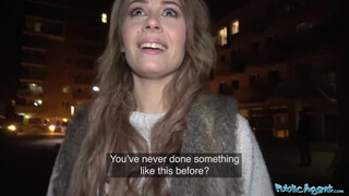 Brit kurva lógó teteivel nyílt helyen, a zsaru megdugja keményen