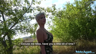 **Kurva jó szájtechnika a nyilvánosság előtt – duzzadt cicik, mély torok**