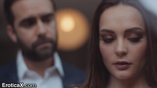 A barátod kurvára forróan nyújtatja a punciját a kanapén