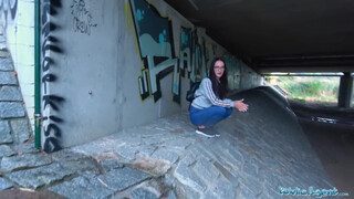 Fekete furgonban szétbaszott kurva a híd alatt, kiszolgáltatva