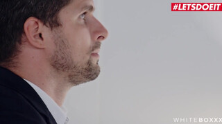 Stacy Cruz keményen átnyalva az asztalon – kurva nedves és sikító