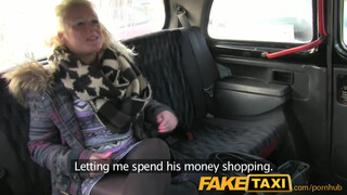 A szűzös diákcsaj szopja ki a piszkos sofőrt a hátsó ülésen