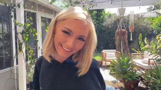 Chloe kicsi, nedves puncija felnyíltatva – baszd meg keményen!