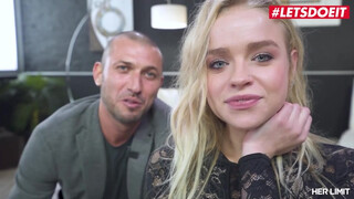 Faszszétnyitott kurva a seggében – nem bírja, de mégis kéne