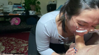 Ázsiai szemüveges ribanc mélyen lenyeli a faszt, nyeli a sperma minden cseppet