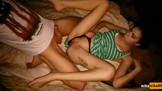 Orosz csaj durván megpörgeti a pasiját a kanapén – full HD otthoni baszás