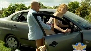 A szomszéd kurva tinédzser lány meztelenül baszik a fürdőben, miközben a pasi lesi a résen át