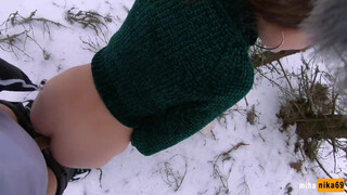 Fagyos puncit töm a hóviharban a szajhának a fűtött kocsiban