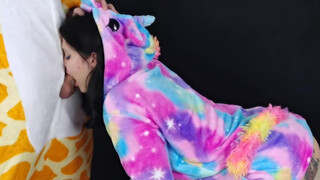 Fetis kosztümös ribi mélyen lenyeli a nagy pöcsöt