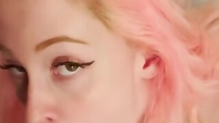 Baszod a barátnődnek a torkát mélyen, nyálas szájjal és szemkontaktussal