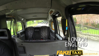 Fekete taxis csaj durván megmutatja a puncija titkait, mielőtt bepörögne a kamerának