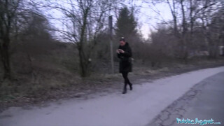 Alicia Wild közterületen mutogatja a kemény cicijeit – titkos ügynök leskelődik a puncija után