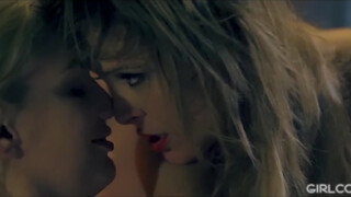 Nedves tangák, csúcsra baszott lányok, tripla ujjra fűzve