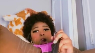 Fekete kurva élőben nyújtja a szopós punciját – baszd meg a kamera előtt!