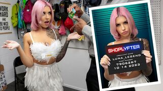 Dögös tini lebukik édességlopáson halloween jelmezben a boltban