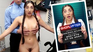 Édes tini diáklányt levetkőztetnek és szenvedélyesen meghódítja a rendőr