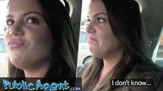 diáklány izgatottan bizonytalankodik a kültéri szenvedélyben és a beteljesülésben