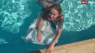 Emma Wolf, a forró bombázó, aki a medencében tombolva dugja vadul