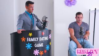 Chanel Camryn vadul farkasötletű szőke bombázó nyeri meg a randi játékot és mostohabátyja kemény farkával belecsap a teljes orgiába