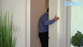 A makler hatalmas farkával hódítja meg a csalit játszó feleség nedves punciáját