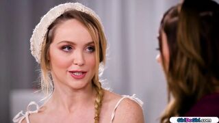 A vékony riporter bevallja, hogy lenyalná a mellbimbós szőke csábító melleit