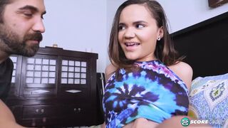 Naudi Nala mohón nyalja és üget a hatalmas farkon