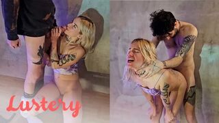 Szőke amatőr pár izgatottan dugja egymást a saját otthoni szexvideójában