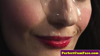 Vágykeltő csipkés szépség hatalmas arcbomba