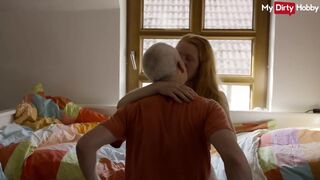 Szőke kislány nyögi végig, ahogy a vén gazfickó átjárja a kis punciját