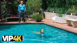 Nyári Nap tiltott gyönyörűsége a barát apjával a melegben