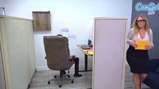 Nagymellű segges milf vad hármasban a sistergő párbaj fölött