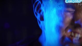 Kis MAMI Megnézi, Hogy Barátja Farkasemberré Válik, És Meg kell Szopnia a Nagy Fekete Kakasát a Visszaváltozáshoz - Halloween