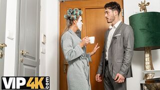 Az érett szőke francia mama újra vonzza a fiatal srácot csábítóan