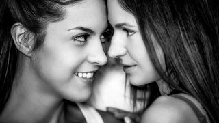 Spanyol Carolina Abril lázas éjszakája ukrán barátnőjével