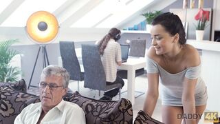 Szürke hajú szemüveges mature csábítja és átéli a gyönyörű tinit