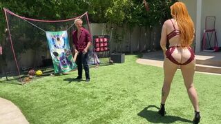 Vörös milf anyuka nagy seggel kényezteti a mostoha fiú óriási fehér farkát