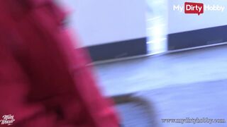 Parkolóban vad nyilvános szex és spriccelős orgazmus