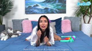 Cuki barna hajú tini lány tömi tele a kis punciját izgi játékszerekkel