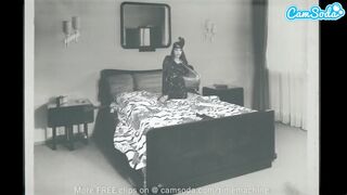 Forró tinilány izgatja szőrös puncáját hatalmas dildókkal élőben a kameránál