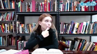 Fiatal egyetemista titokban élvezi magát a kamerán a szünetben