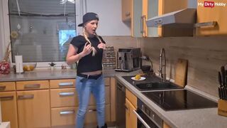 Német amatőr milf kukoricával simogatja nedves puncáját és kóstolja saját szaftját